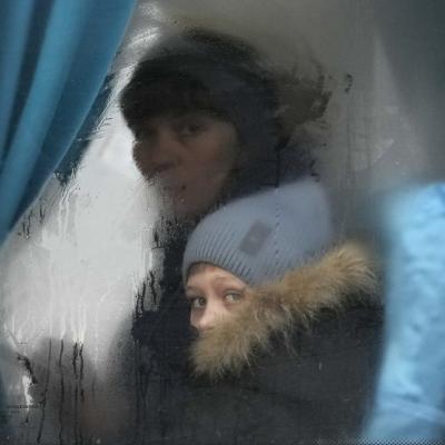 Γυναίκα και παιδί κοιτάζουν από το παράθυρο λεωφορείου, εγκαταλείποντας το Sievierodonetsk της ανατολικής Ουκρανίας. Πηγή:Associated Press