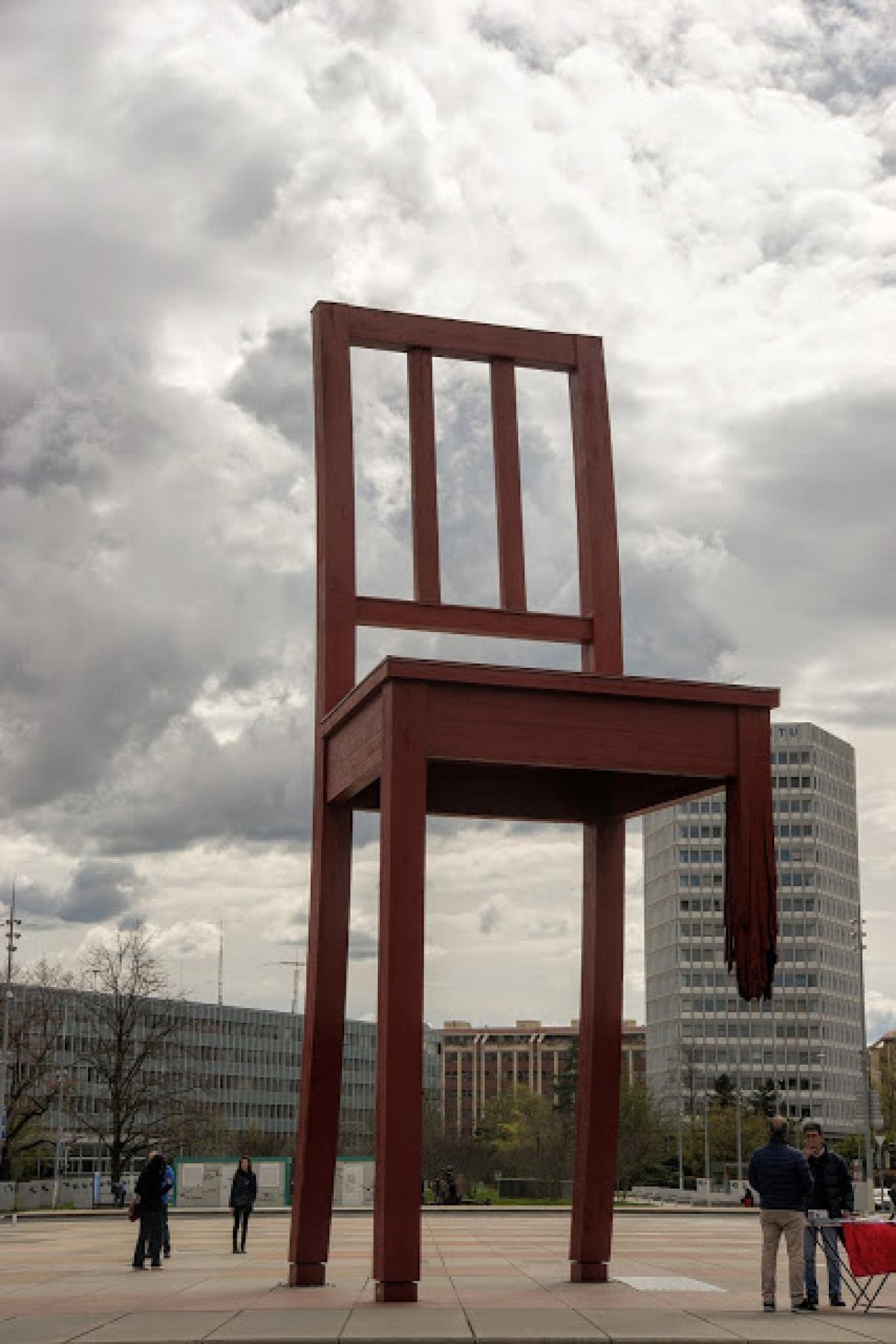 Broken Chair, Daniel Berset