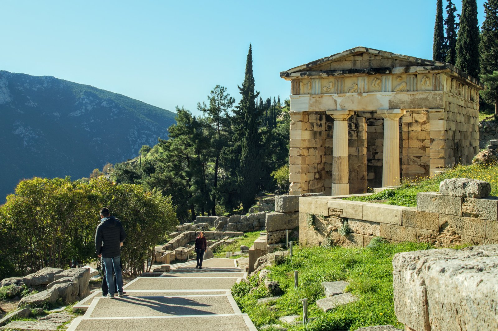 Ο αναστηλωμένος θησαυρός των Αθηναίων στον αρχαιολογικό χώρο των Δελφών ( Φωτογραφία Νίκος Πράσσος @paspartou.gr )