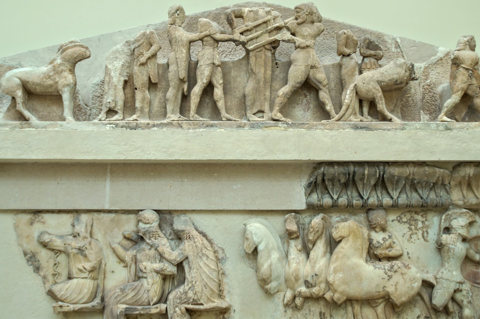 Ανατολικό Αέτωμα Θησαυρού των Σιφνίων ( Φωτογραφία Νίκος Πράσσος @paspartou.gr )