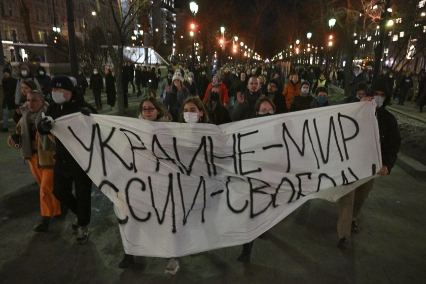 Διαδηλωτές στη Μόσχα με πανό που γράφει "ΟΥΚΡΑΝΙΑ - ΕΙΡΗΝΗ / ΡΩΣΙΑ - ΕΛΕΥΘΕΡΙΑ" (Φωτογραφία: Associated Press)