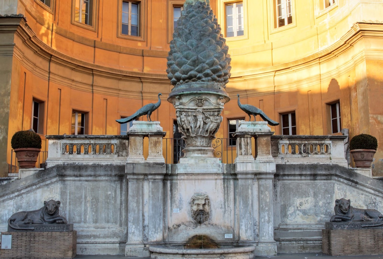 Ο "Κήπος της Κουκουνάρας" (Cortile della Pigna) στην αυλή του Μπελβεντέρε στα Μουσεία του Βατικανού (φωτογραφία Νίκος Πράσσος)