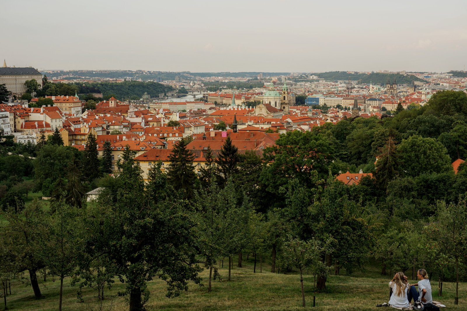 Πηγαίνοντας προς τον Πύργο Petrin η Πράγα από ψηλά (Φωτογραφία Νίκος Πράσσος)