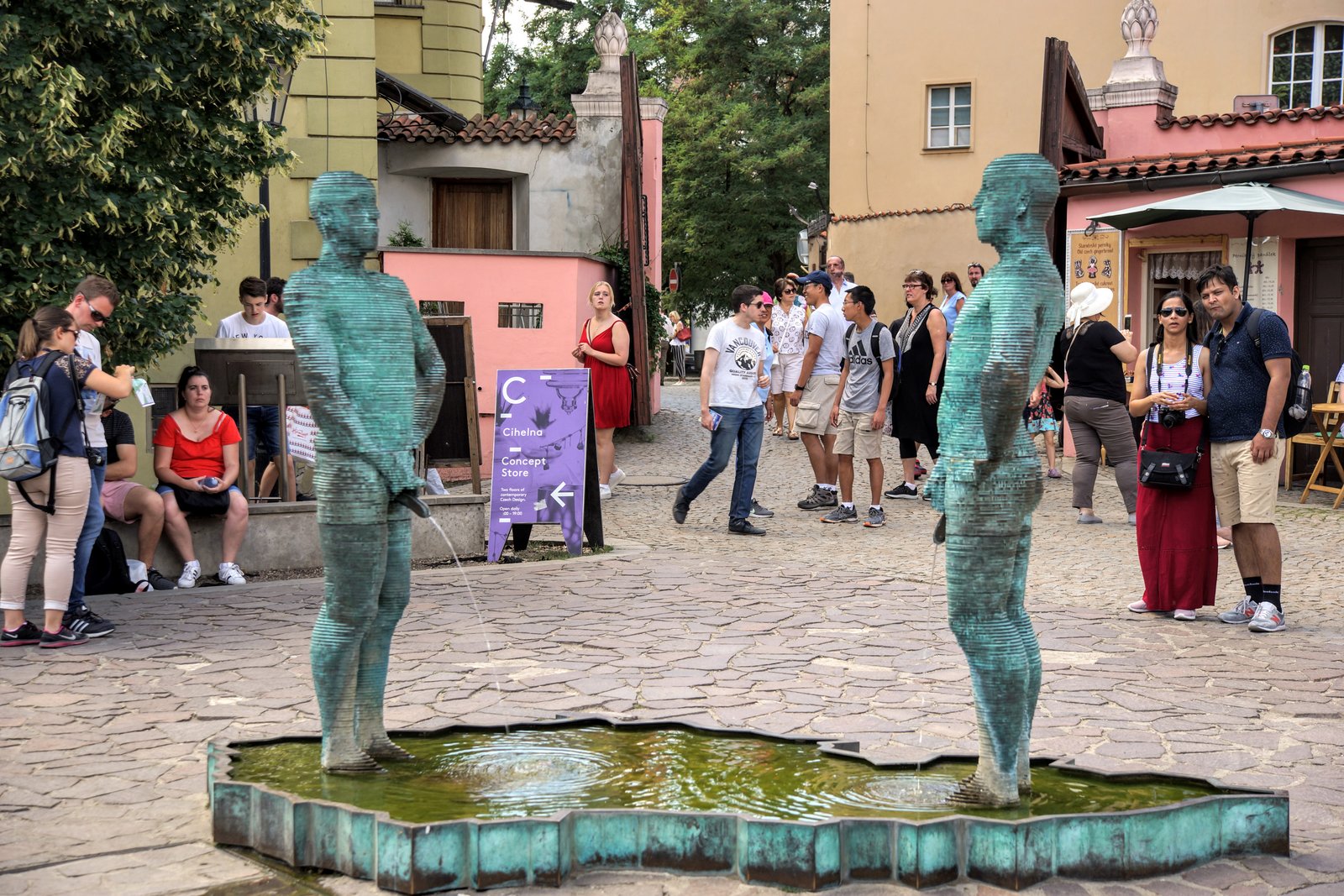 Έξω από το Μουσείο του Κάφκα (Φωτογραφία Νίκος Πράσσος)