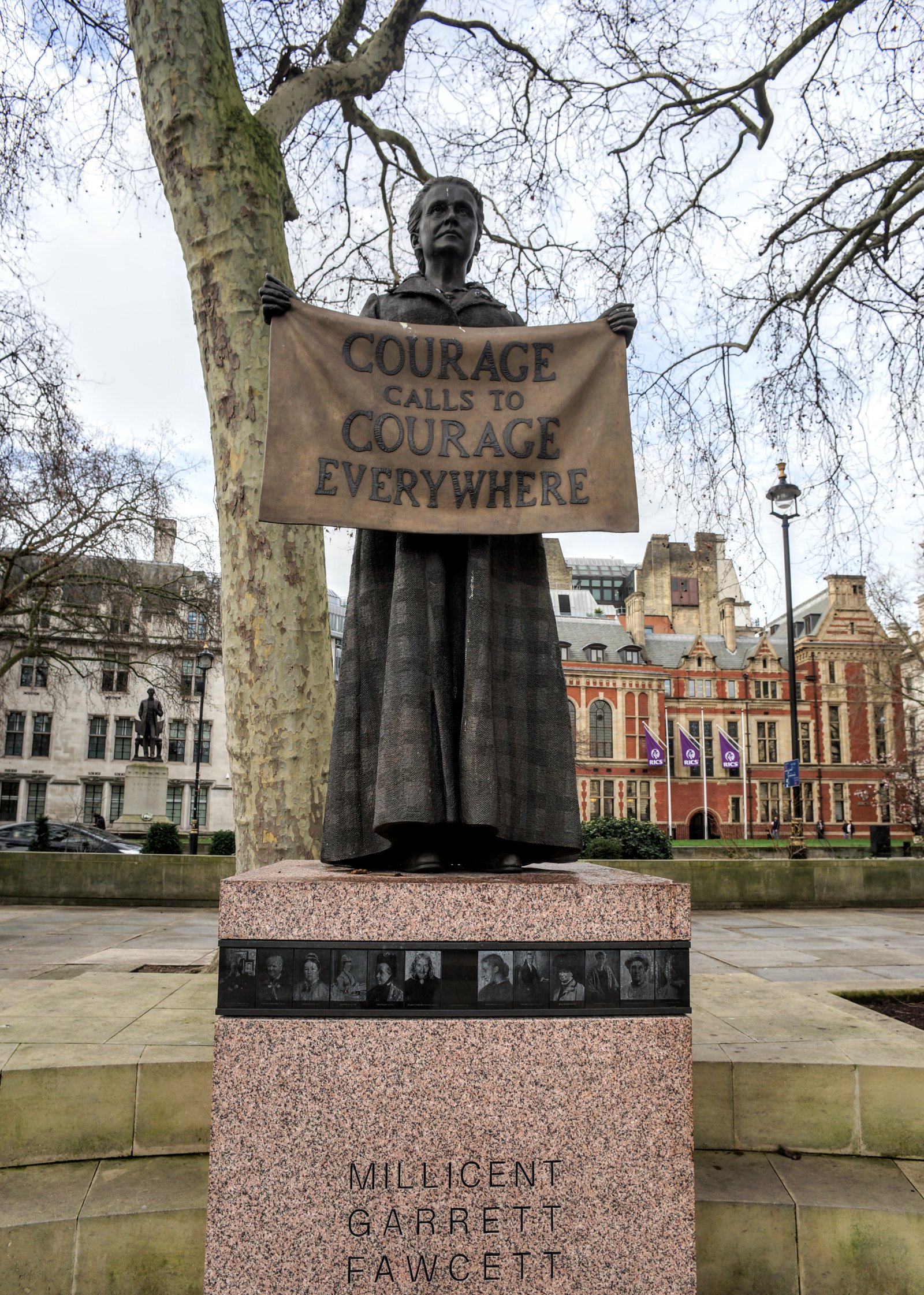 Το άγαλμα της Dame Millicent Fawcett στην Πλατεία του Κοινοβουλίου (Φωτογραφία: Νίκος Πράσσος @paspartou.gr)