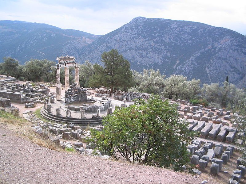 H Θόλος στους Δελφούς ( Φωτογραφία: Wikipedia )