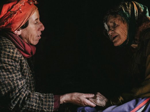 H σχέση με την ηλικιωμένη μητέρα της προσφέρει στιγμές τρυφερότητας και συγκίνησης (Φωτογραφία: Apolo Media)