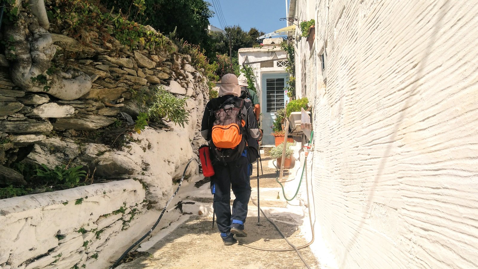 Περνώντας μέσα από χωριό στο Μονοπάτι 1 ( φωτογραφία Νίκος Πράσσος )