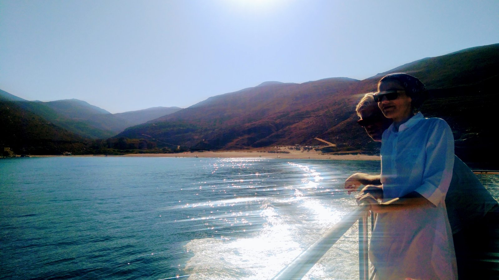 Αναχωρώντας με το καραβάκι από την παραλία Άχλα ( φωτογραφία Νίκος Πράσσος )