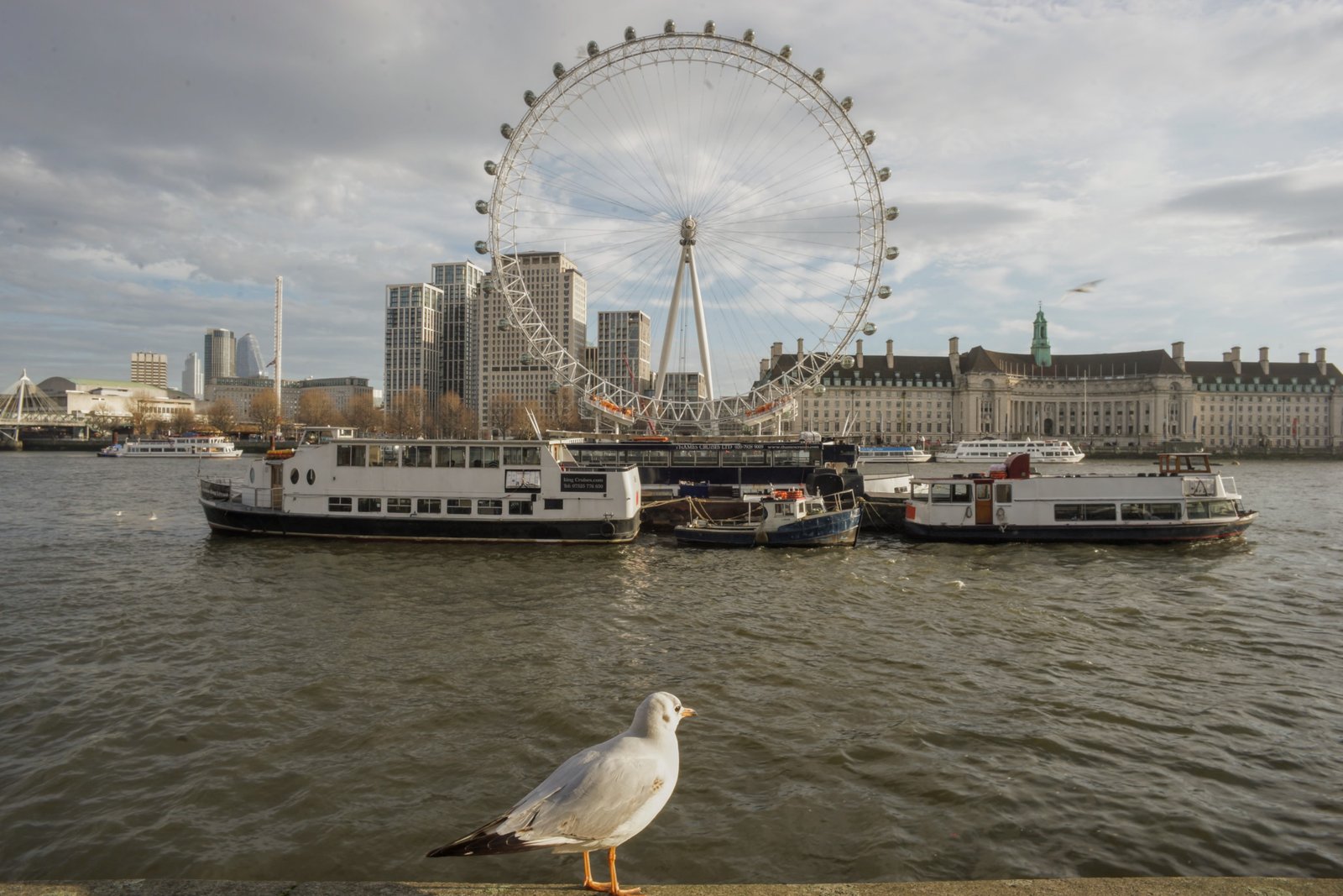 London Eye από την απέναντι πλευρά του Τάμεση ( Φωτογραφία Νίκος Πράσσος @paspartou.gr )