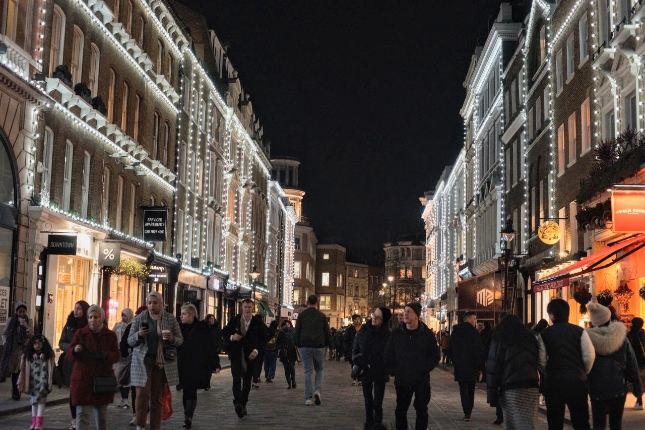 Βόλτα σε στολισμένο δρόμο κοντά στο Covent Garden ( Φωτογραφία Νίκος Πράσσος@paspartou.gr )