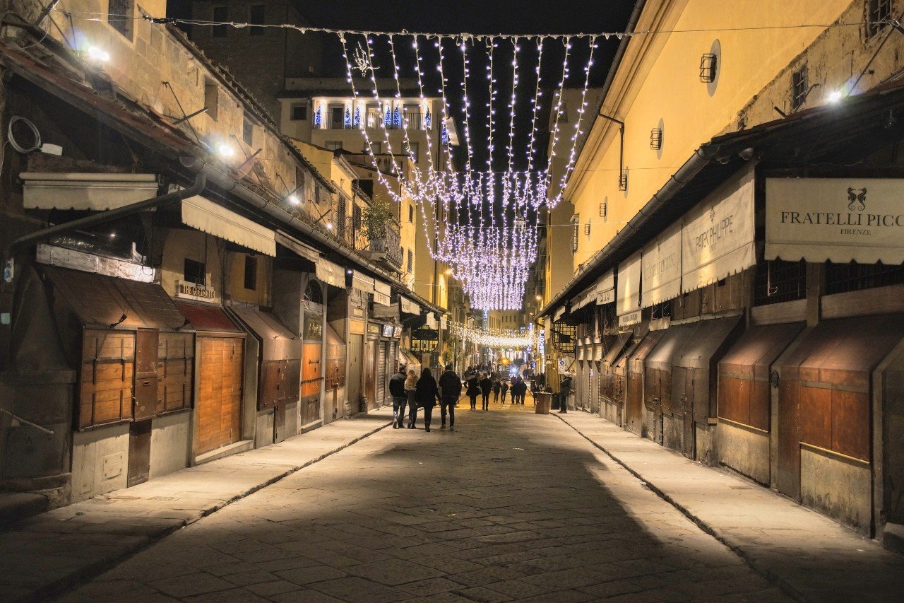 Διασχίζοντας την Παλαιά Γέφυρα (Ponte Vecchio) μετά το κλείσιμο των μαγαζιών (Φωτογραφία Νίκος Πράσσος)