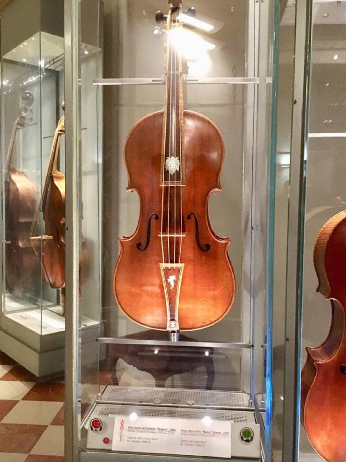 Bιόλα Στραντιβάριους στην Galleria Accademia Florence