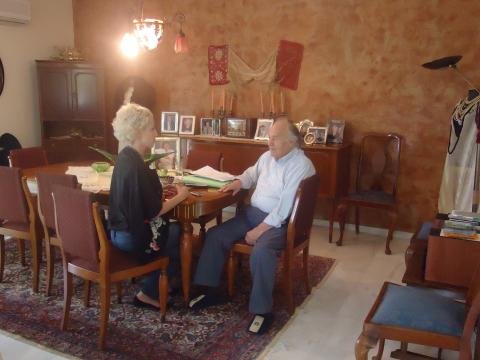 Ο επιζόν του ολοκαυτώματος Ισαάκ Μιζάν  με την Ευαγγελία Κακλειδάκη