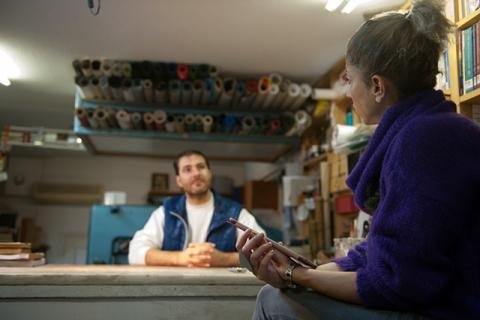 Η Εύα Κακλειδάκη μαζί με τον Γιώργο Μπαλογιάννη στο βιβλιοδετείο