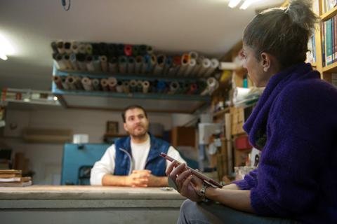 Η Εύα Κακλειδάκη μαζί με τον Γιώργο Μπαλογιάννη στο βιβλιοδετείο